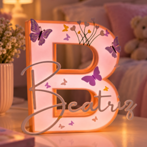 Luminária infantil personalizada com nome e letra inicial