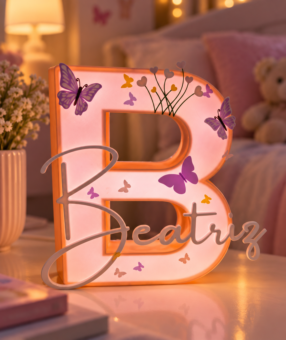 Luminária personalizada acesa com a inicial B e o nome Beatriz